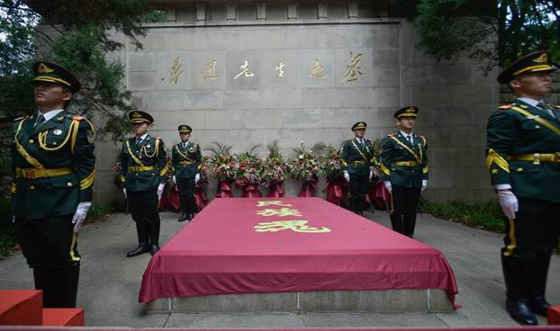 说明: C:\Users\Administrator\Desktop\各界群众祭扫鲁迅墓纪念鲁迅逝世84周年\_DSC1867.jpg