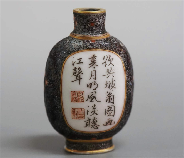 9清乾隆 粉彩花卉开光山水诗文鼻烟壶.jpg