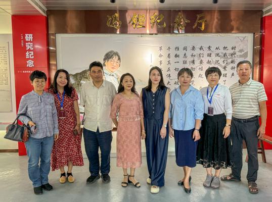 图11-馆长与冯铿烈属合影.jpg